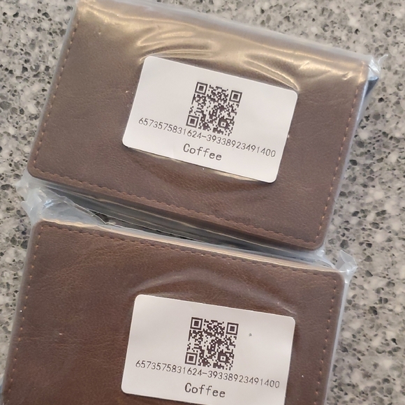 Elegant Brown Leather Card Holder - Picture 3 of 8